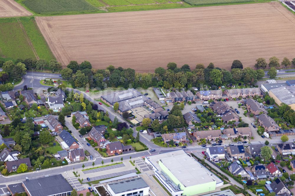 Aerial photograph Kerken - Outskirts and outskirts residential areas on the street Bruyersweg in Kerken in the federal state of North Rhine-Westphalia, Germany