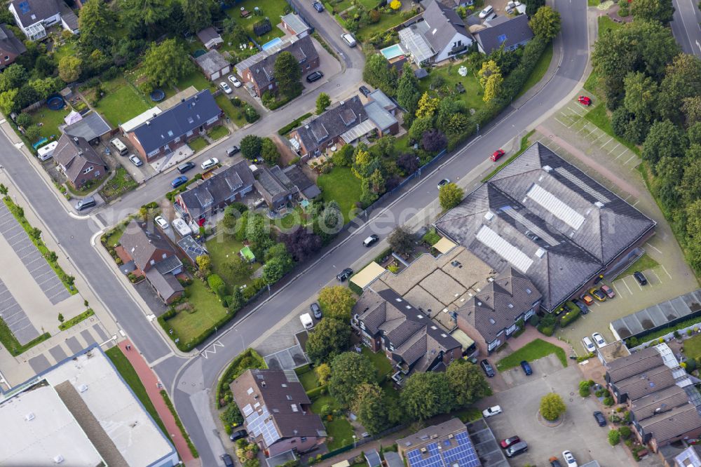 Kerken from the bird's eye view: Outskirts and outskirts residential areas on the street Bruyersweg in Kerken in the federal state of North Rhine-Westphalia, Germany