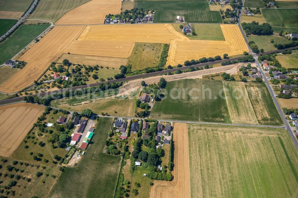 Voerde (Niederrhein) from the bird's eye view: Outskirts residential in the district Holthausen in Voerde (Niederrhein) in the state North Rhine-Westphalia