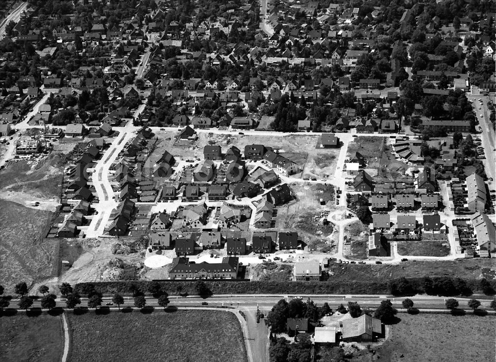 Kamp-Lintfort from the bird's eye view: Outskirts residential in the district Niersenbruch in Kamp-Lintfort in the state North Rhine-Westphalia, Germany