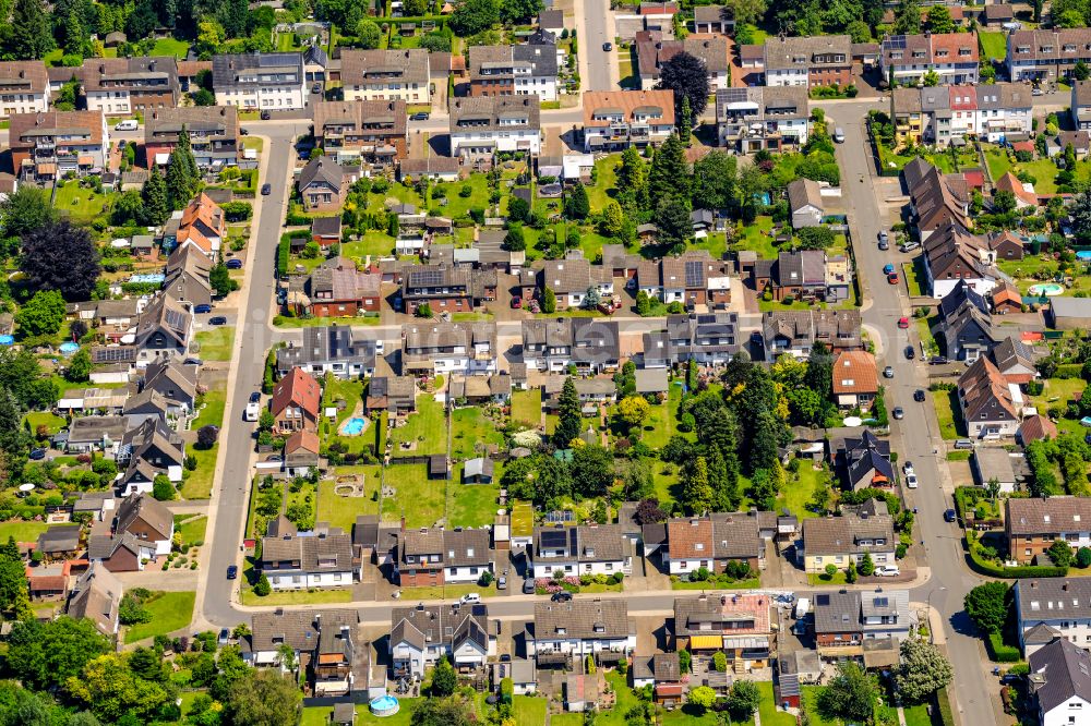 Recklinghausen from above - Outskirts residential on street Innsbrucker Strasse in Recklinghausen at Ruhrgebiet in the state North Rhine-Westphalia, Germany