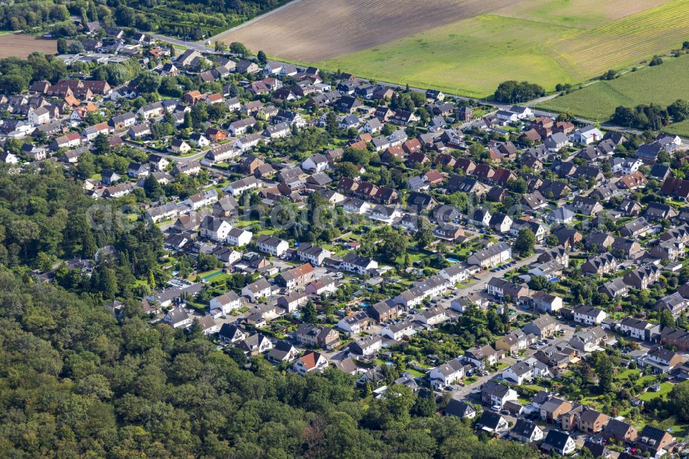 Aerial image Vennikel - Outskirts and outskirts residential areas on Akazienstrasse in Vennikel in the federal state of North Rhine-Westphalia, Germany