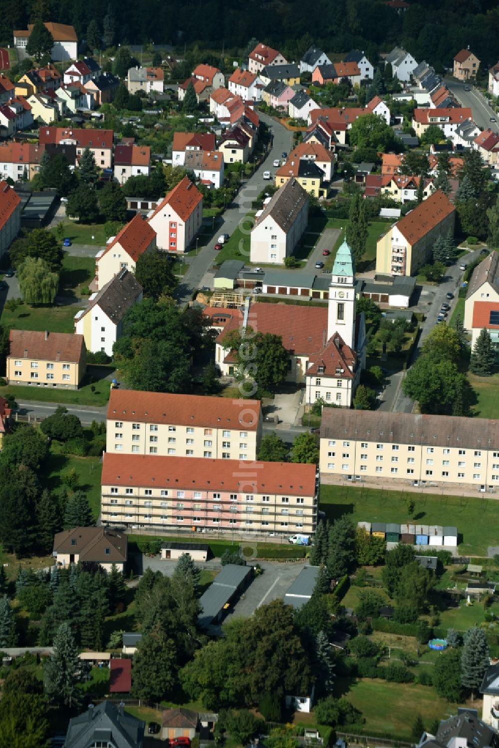 Werdau from the bird's eye view: Outskirts residential with the Kath. Kirche St. Bonifatius in the Holzstrasse in Werdau in the state Saxony