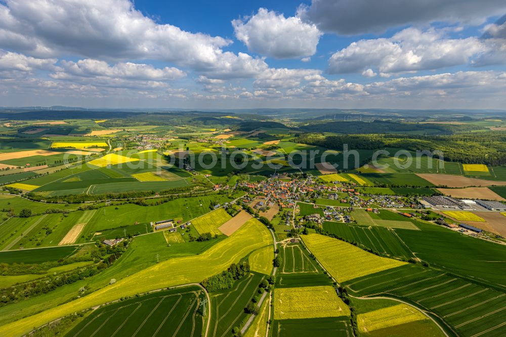 Erkeln from the bird's eye view: City view from the outskirts with adjacent agricultural fields in Erkeln in the state North Rhine-Westphalia, Germany