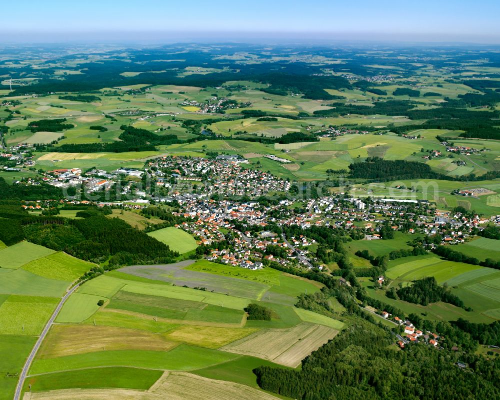 Kastenmühle from above - City view from the outskirts with adjacent agricultural fields in Kastenmühle in the state Bavaria, Germany