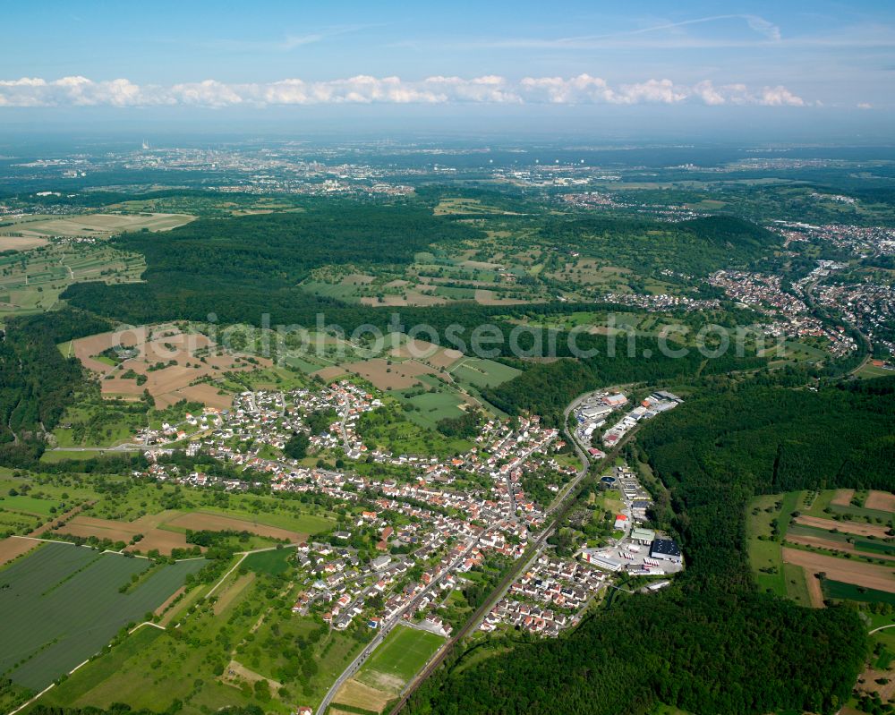 Kleinsteinbach from the bird's eye view: City view from the outskirts with adjacent agricultural fields in Kleinsteinbach in the state Baden-Wuerttemberg, Germany