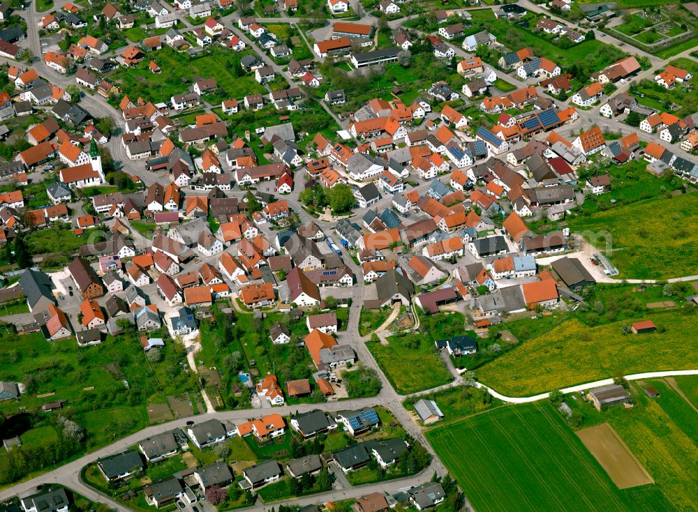 Machtolsheim from the bird's eye view: City view from the outskirts with adjacent agricultural fields in Machtolsheim in the state Baden-Wuerttemberg, Germany