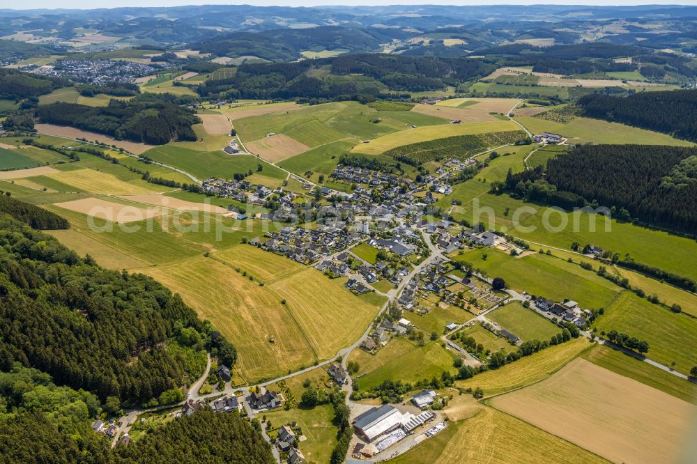 Niedersalwey from the bird's eye view: City view from the outskirts with adjacent agricultural fields in Niedersalwey in the state North Rhine-Westphalia, Germany