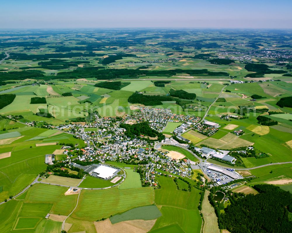 Aerial image Steinmühle - City view from the outskirts with adjacent agricultural fields in Steinmühle in the state Bavaria, Germany