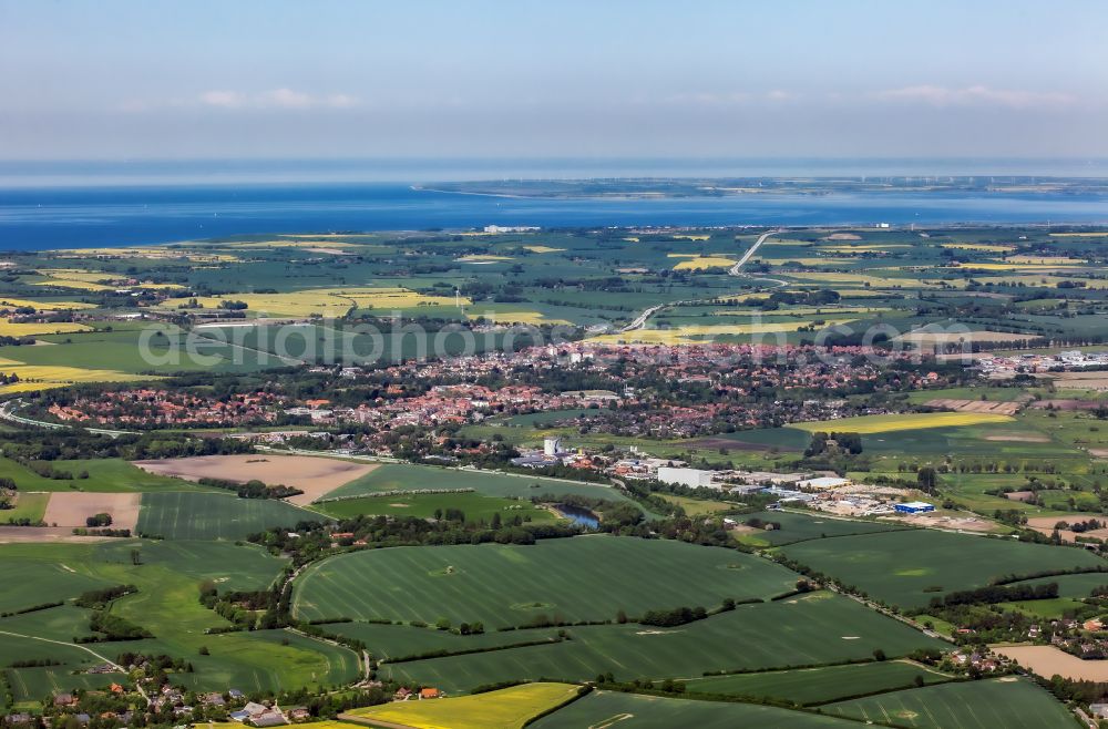 Oldenburg in Holstein from the bird's eye view: City view from the outskirts with adjacent agricultural fields between Johannisdorf and Oldenburg in Oldenburg in Holstein in the state Schleswig-Holstein, Germany