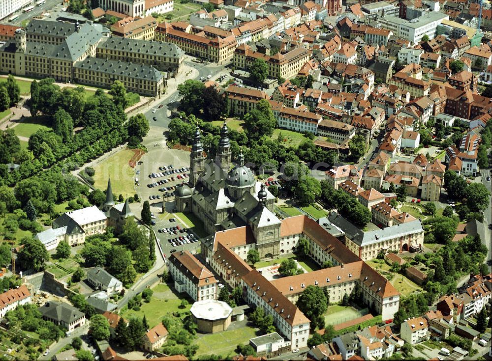 Fulda from above - Blick auf das Stadtschloss von Fulda (im Hintergrund) und den Fuldaer Dom. Der Dom St. Salvator zu Fulda (im Volksmund: Hoher Dom zu Fulda, eigentlicher Name St. Salvator) ist die ehemalige Abteikirche des Klosters Fulda und Grabeskirche des heiligen Bonifatius. Seit 1752 ist der Dom Kathedralkirche des Bistums Fulda. Er stellt den Mittelpunkt des Fuldaer Barockviertels dar und ist zugleich das Wahrzeichen der Stadt Fulda. Das barocke Fuldaer Stadtschloss wurde 1706 bis 1714 von Johann Dientzenhofer als Residenz der Fuldaer Fürstäbte und später der Fürstbischöfe erbaut.