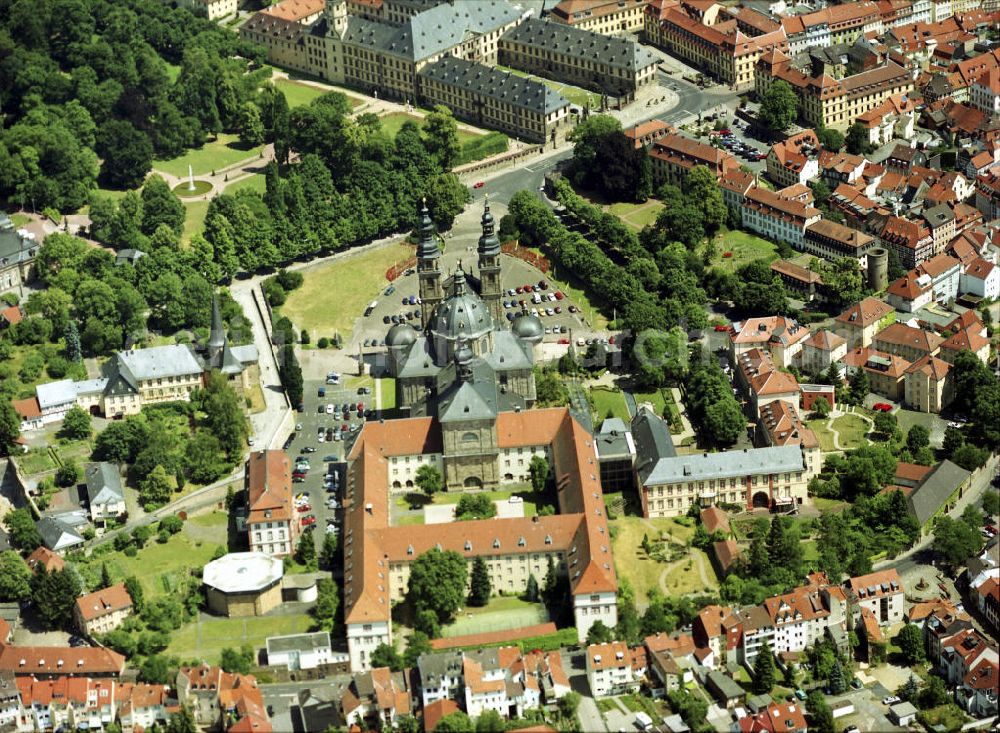 Fulda from the bird's eye view: Blick auf das Stadtschloss von Fulda (im Hintergrund) und den Fuldaer Dom. Der Dom St. Salvator zu Fulda (im Volksmund: Hoher Dom zu Fulda, eigentlicher Name St. Salvator) ist die ehemalige Abteikirche des Klosters Fulda und Grabeskirche des heiligen Bonifatius. Seit 1752 ist der Dom Kathedralkirche des Bistums Fulda. Er stellt den Mittelpunkt des Fuldaer Barockviertels dar und ist zugleich das Wahrzeichen der Stadt Fulda. Das barocke Fuldaer Stadtschloss wurde 1706 bis 1714 von Johann Dientzenhofer als Residenz der Fuldaer Fürstäbte und später der Fürstbischöfe erbaut.