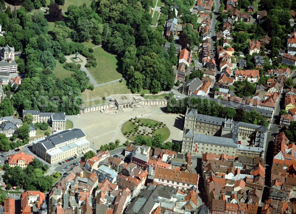 Coburg from above - Das Schloss Ehrenburg in Coburg wurde 1543 von Herzog Johann Ernst von Sachsen bei den Architekten Paulus Beheim (Nürnberg), Nikolaus Gromann und Caspar Fischer (Kulmbach) in Auftrag gegeben. Unter Einbeziehung eines nach der Reformation aufgelösten Franziskanerklosters entstand ein neues Stadtschloss, wofür nur bezahlte Handwerker und nicht – wie damals üblich – Fronarbeiter verpflichtet wurden. Diese Besonderheit soll der Grund für den Besuch Kaiser Karls V. im Jahre 1547 gewesen sein. Karl verlieh der mittlerweile bezugsfertigen Dreiflügelanlage bei dieser Gelegenheit den Namen Ehrenburg. Die in den letzten Jahrzehnten von Grund auf restaurierte Ehrenburg beherbergt die Landesbibliothek Coburg, die einen Bestand von über 400.000 Bänden aufweist; ein Großteil ist als Museum ausgebaut und kann im Rahmen von Führungen besichtigt werden.