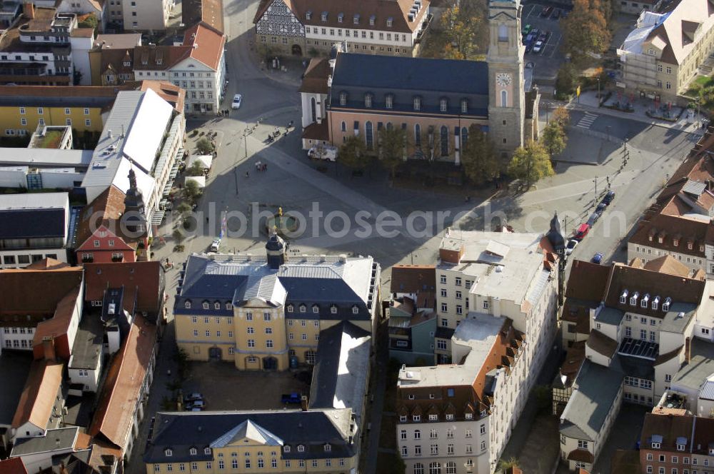 Eisenach from the bird's eye view: Blick auf das Stadtschloss und der Georgenkirche am Marktplatz. Die Georgenkirche ist die größte und bekannteste Kirche Eisenachs. Sie wurde im 12. Jahrhundert von Ludwig III. gegründet und 1515 zu einer spätgotischen Hallenkirche umgebaut. Das Stadtschloss entstand seit 1742 etappenweise. Seit 1931 ist dort das Thüringer Museum Eisenach untergebracht. Kontakt: Eisenach-Wartburg-Stiftung Eisenachregion Touristik GmbH, Markt 9, 99817 Eisenach, Tel. +49(0)3691 7923 0, Fax +49(0)3691 7923 20, Email: info@eisenach.info