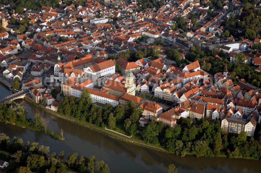 Neuburg an der Donau from above - Blick auf das Stadtschloss, eine ursprüngliche Burganlage aus dem Frühmittelalter, welche 1527 in ein Renaissance-Schloss umgestaltet wurde. Kontakt: Schlossverwaltung Neuburg, Residenzstraße 2, 86633 Neuburg, Tel. 08431 6443-0, Fax 08431 6443-44, E-Mail svneuburg@bsv.bayern.de,