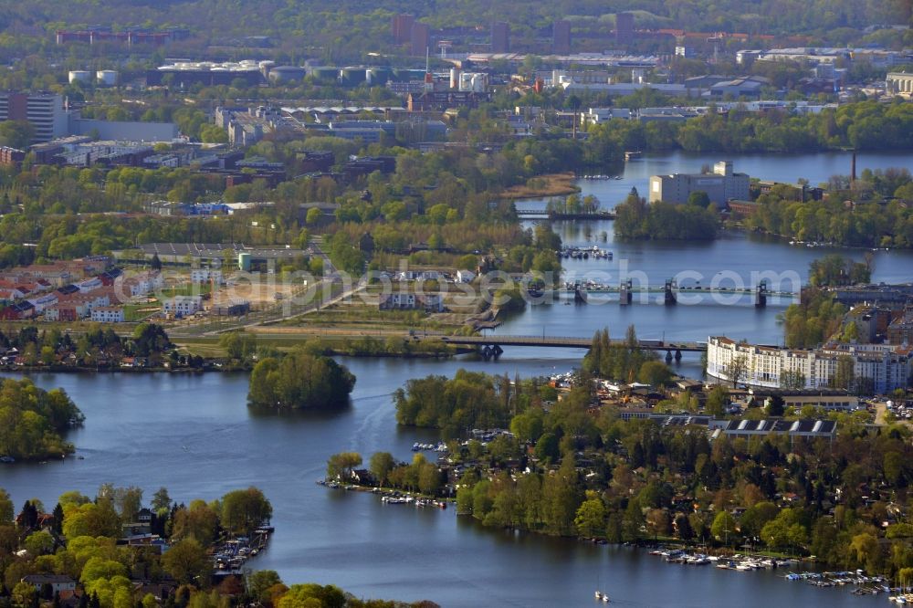 Berlin Spandau from the bird's eye view: District - view from the grounds of the banks of the Havel at Spandau pier in Berlin - Spandau