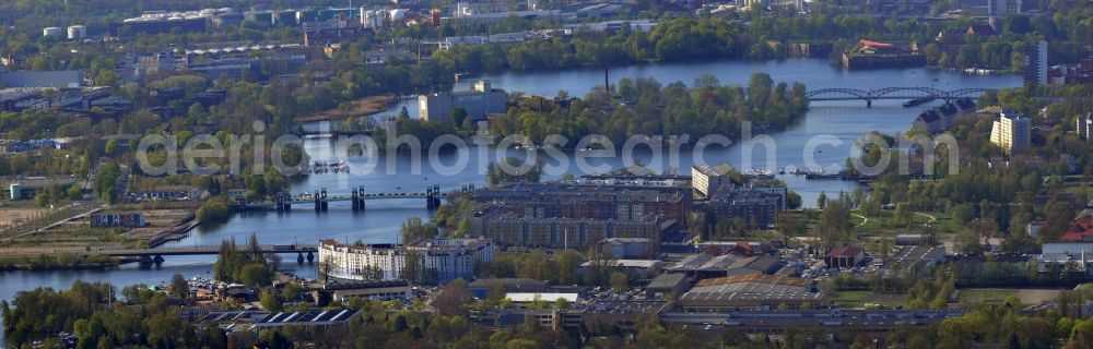 Berlin Spandau from the bird's eye view: District - view from the grounds of the banks of the Havel at Spandau pier in Berlin - Spandau