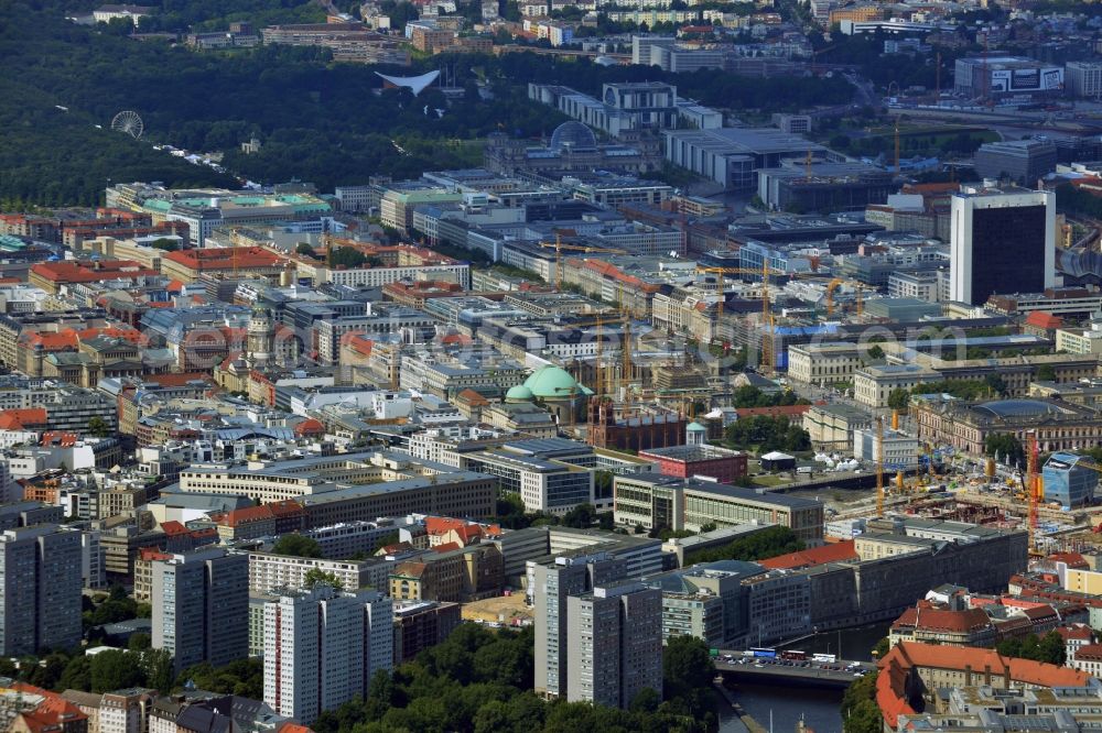 Berlin Mitte from the bird's eye view: View to the residential houses at the Fishermen Island in the city dirstict Mitte of Berlin. Fishermen Island is the description of the southern part of the Spree Island