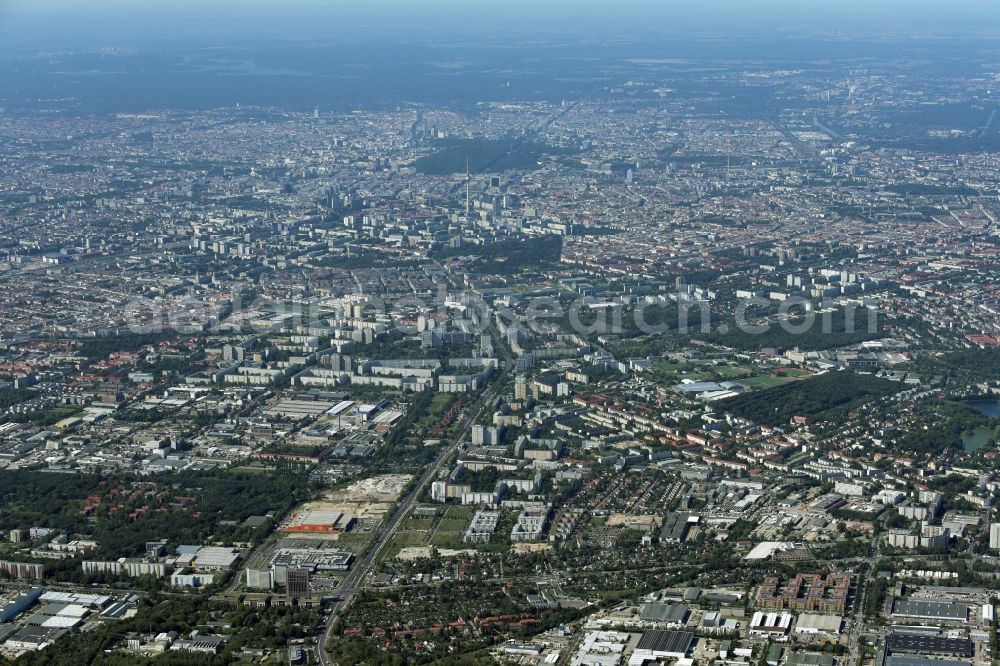 Aerial image Berlin - Districts Hohenschoenhausen and Lichtenberg at crossing of Rhinstreet and Landsberger Avenue in Berlin