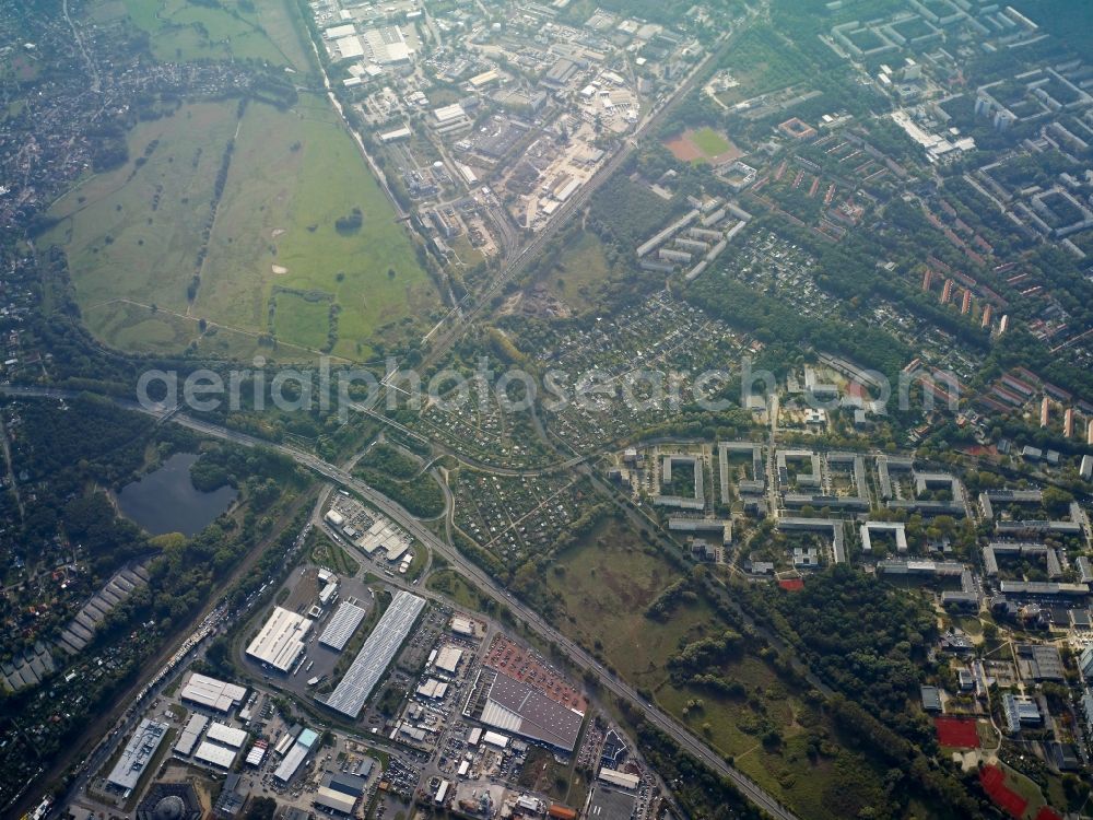 Aerial image Potsdam - District Babelsberg with its residential area Schlaatz and Am Schlaatz and the lake Baggersee ( Schaefersee ) in the city in Potsdam in the state Brandenburg