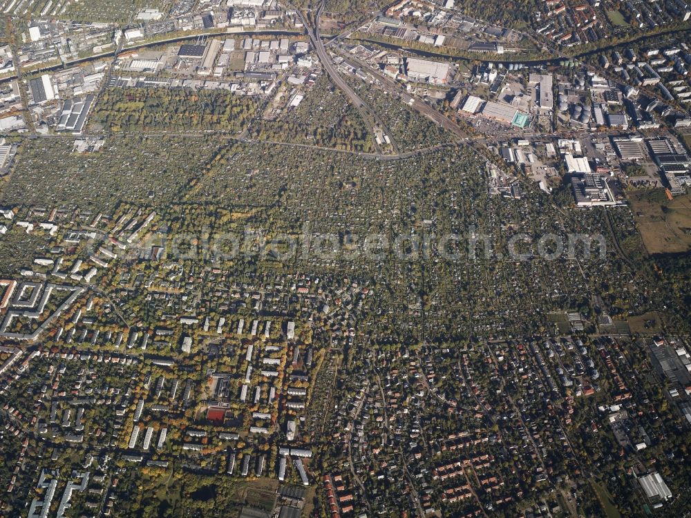 Aerial image Berlin - District Britz at the crossroads Gradestrasse and Tempelhofer Weg in the city in Berlin in Germany