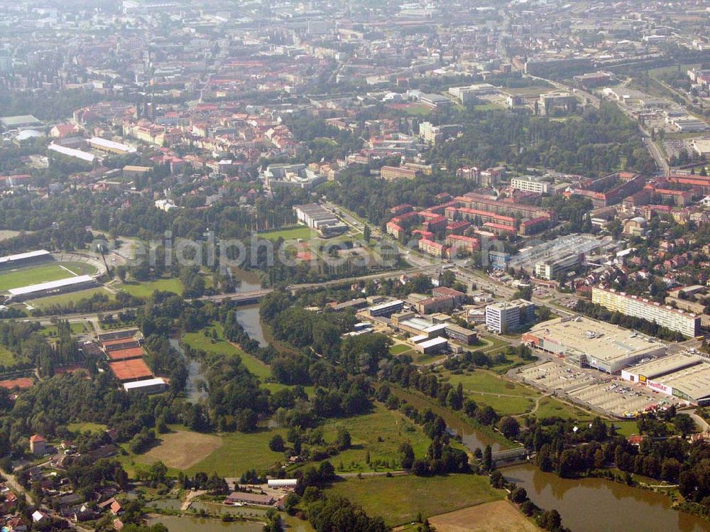 Brno (Brünn) from above - Blick auf Stadtteil von Brno (Brünn). Brünn liegt am Übergang vom südmährischen Flachland zum mittelmährischen Bergland, am Fuße des Spielbergs und des Petersbergs und am Zusammenfluss zweier Flüße, der Schwarza und Zwitta. Rechts vom Fluss befindet sich ein Einkaufszentrum mit Interspar und Baumax. bauMax Brno - Horní Heršpice Adresse: Sokolova ul.622/1, Brno - Horní Heršpice, 619 00, Tel. 543 250 090-4 Auf der an deren Seite des Flusses steht das Všesportovní Stadion.