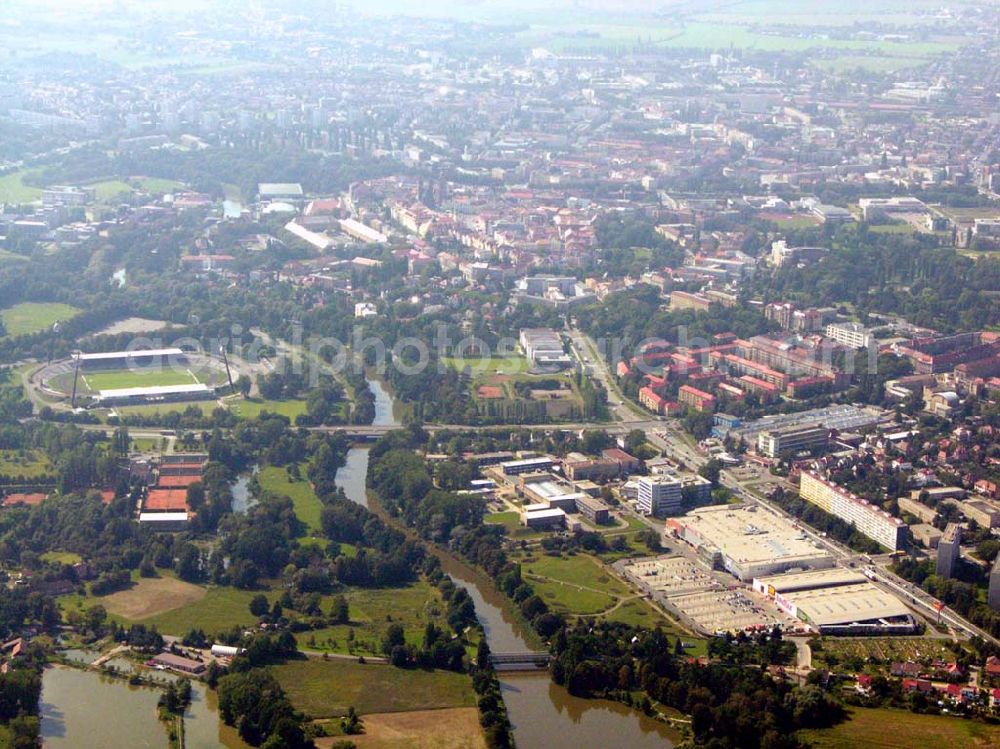 Brno (Brünn) from the bird's eye view: Blick auf Stadtteil von Brno (Brünn). Brünn liegt am Übergang vom südmährischen Flachland zum mittelmährischen Bergland, am Fuße des Spielbergs und des Petersbergs und am Zusammenfluss zweier Flüße, der Schwarza und Zwitta. Rechts vom Fluss befindet sich ein Einkaufszentrum mit Interspar und Baumax. bauMax Brno - Horní Heršpice Adresse: Sokolova ul.622/1, Brno - Horní Heršpice, 619 00, Tel. 543 250 090-4 Auf der an deren Seite des Flusses steht das Všesportovní Stadion.