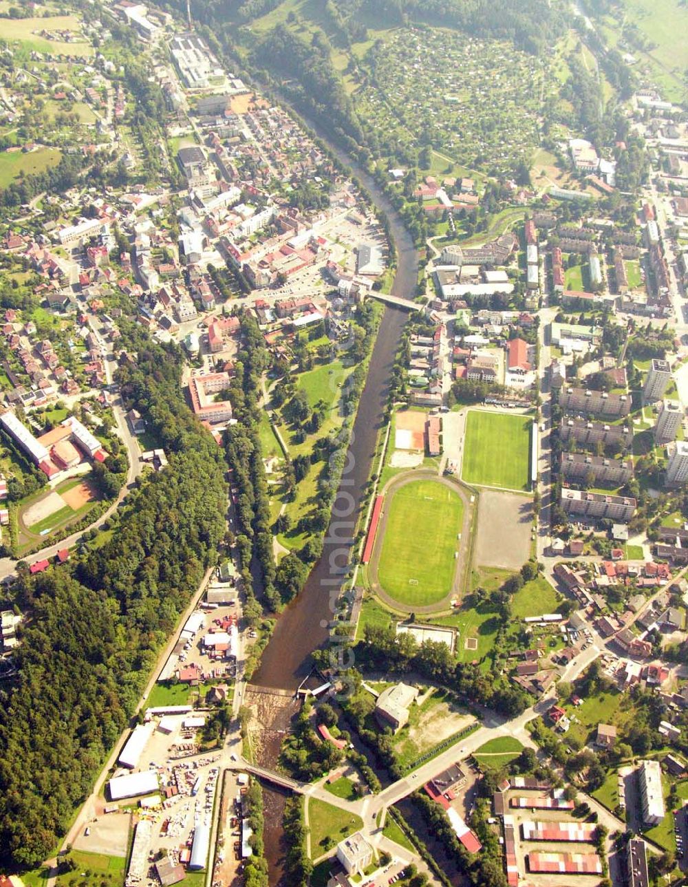 Aerial image Brno (Brünn) - Blick auf Wohngebiet und Sportplatz in Brno (Brünn). Brünn liegt am Übergang vom südmährischen Flachland zum mittelmährischen Bergland, am Fuße des Spielbergs und des Petersbergs und am Zusammenfluss zweier Flüße, der Schwarza und Zwitta.