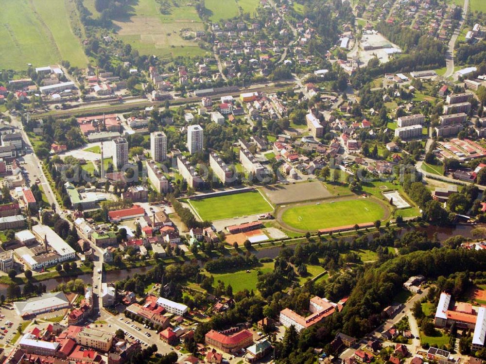 Aerial photograph Brno (Brünn) - Blick auf Wohngebiet und Sportplatz in Brno (Brünn). Brünn liegt am Übergang vom südmährischen Flachland zum mittelmährischen Bergland, am Fuße des Spielbergs und des Petersbergs und am Zusammenfluss zweier Flüße, der Schwarza und Zwitta.