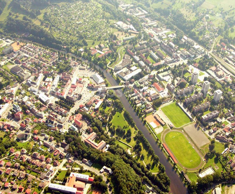 Brno (Brünn) from above - Blick auf Wohngebiet und Sportplatz in Brno (Brünn). Brünn liegt am Übergang vom südmährischen Flachland zum mittelmährischen Bergland, am Fuße des Spielbergs und des Petersbergs und am Zusammenfluss zweier Flüße, der Schwarza und Zwitta.