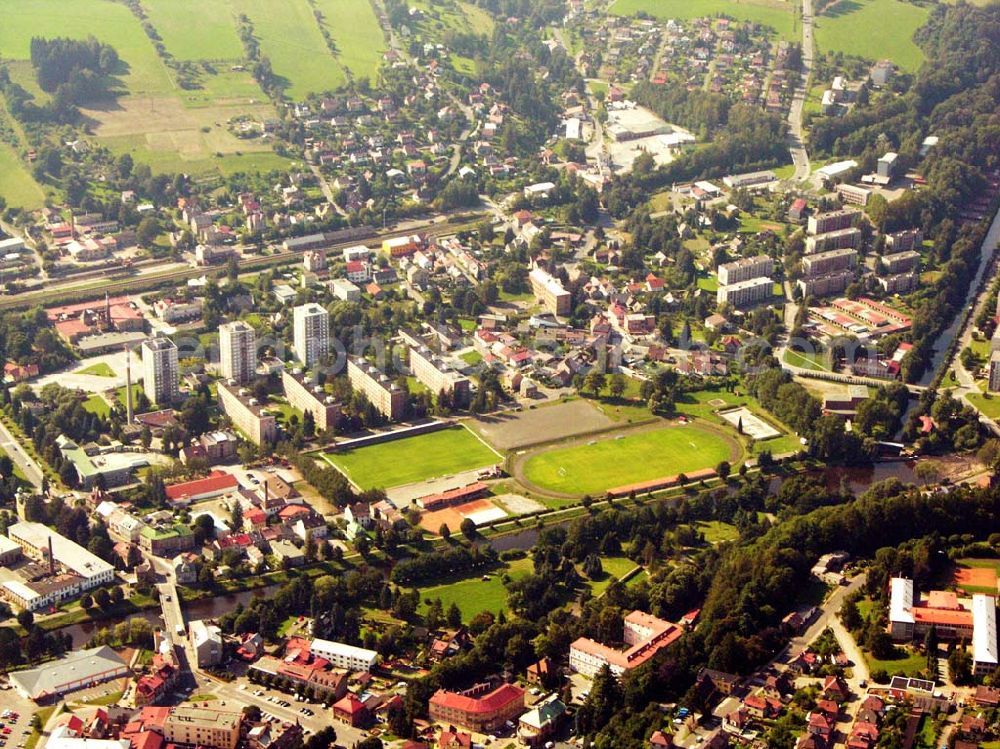 Aerial image Brno (Brünn) - Blick auf Wohngebiet und Sportplatz in Brno (Brünn). Brünn liegt am Übergang vom südmährischen Flachland zum mittelmährischen Bergland, am Fuße des Spielbergs und des Petersbergs und am Zusammenfluss zweier Flüße, der Schwarza und Zwitta.