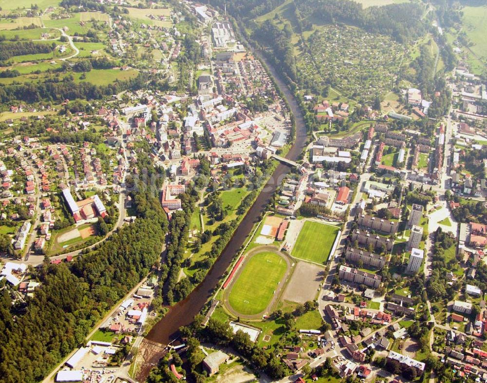 Aerial photograph Brno (Brünn) - Blick auf Wohngebiet und Sportplatz in Brno (Brünn). Brünn liegt am Übergang vom südmährischen Flachland zum mittelmährischen Bergland, am Fuße des Spielbergs und des Petersbergs und am Zusammenfluss zweier Flüße, der Schwarza und Zwitta.