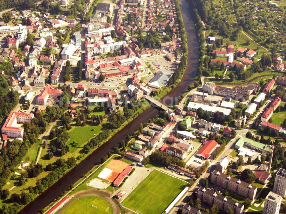 Brno (Brünn) from above - Blick auf Wohngebiet und Sportplatz in Brno (Brünn). Brünn liegt am Übergang vom südmährischen Flachland zum mittelmährischen Bergland, am Fuße des Spielbergs und des Petersbergs und am Zusammenfluss zweier Flüße, der Schwarza und Zwitta.