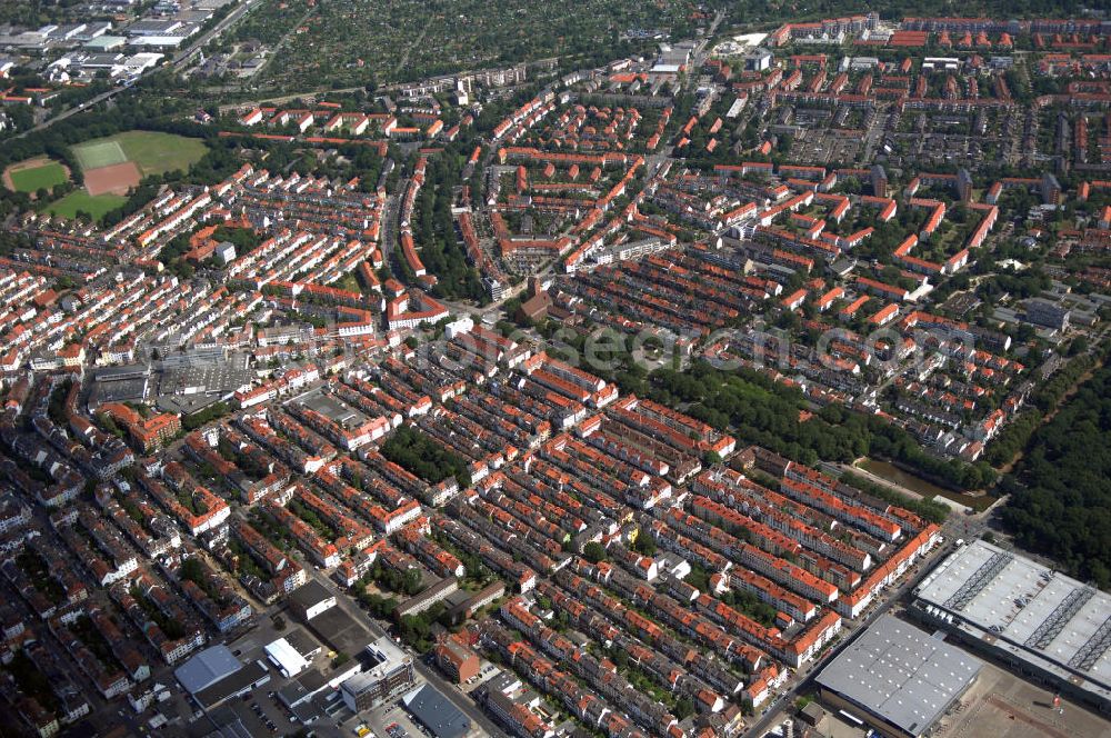 Bremen from above - Blick auf den Stadtteil Findorff in Bremen. Findorff liegt nördlich vom Stadtzentrum Bremens. Bis Mitte des 19. Jahrhunderts war die Fläche des Stadtteils noch landwirtschaftlich geprägt. Seit 1951 heisst der Teil Bremens Findorff und beherbergt rund 25.000 Einwohner.