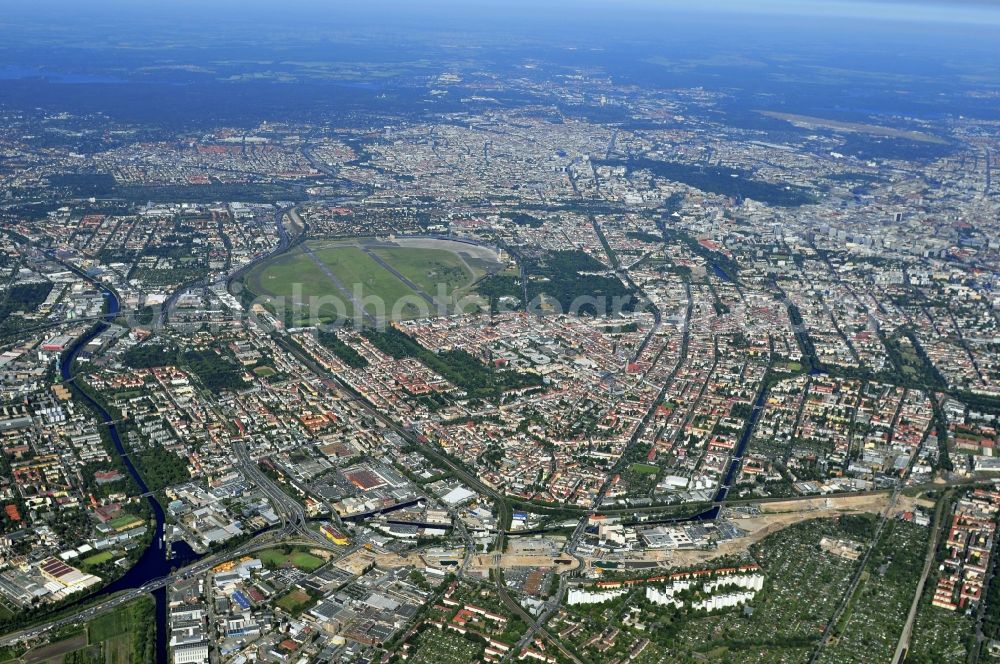 Berlin from the bird's eye view: District at Tempelhof Airport - Tempelhof with highway construction to expand the profile of the urban motorway BAB A100 in Neukoelln in the urban area in Berlin