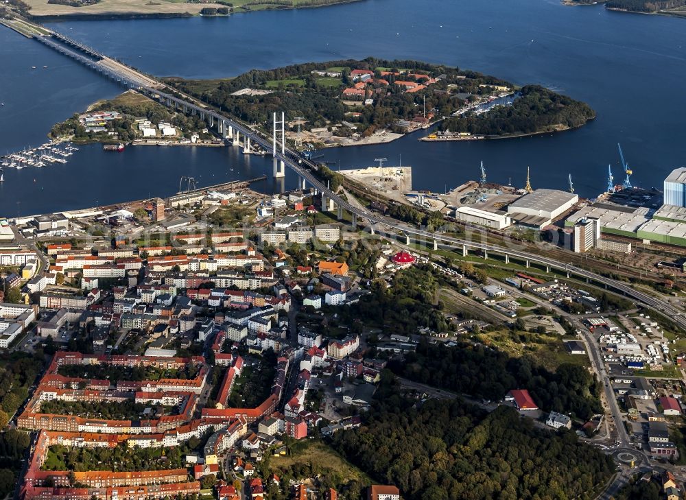 Stralsund from the bird's eye view: Part of town Frankenvorstadt in the city in the district of Daenholm in Stralsund in the federal state Mecklenburg-West Pomerania. Island Daenholm in the Strelasund