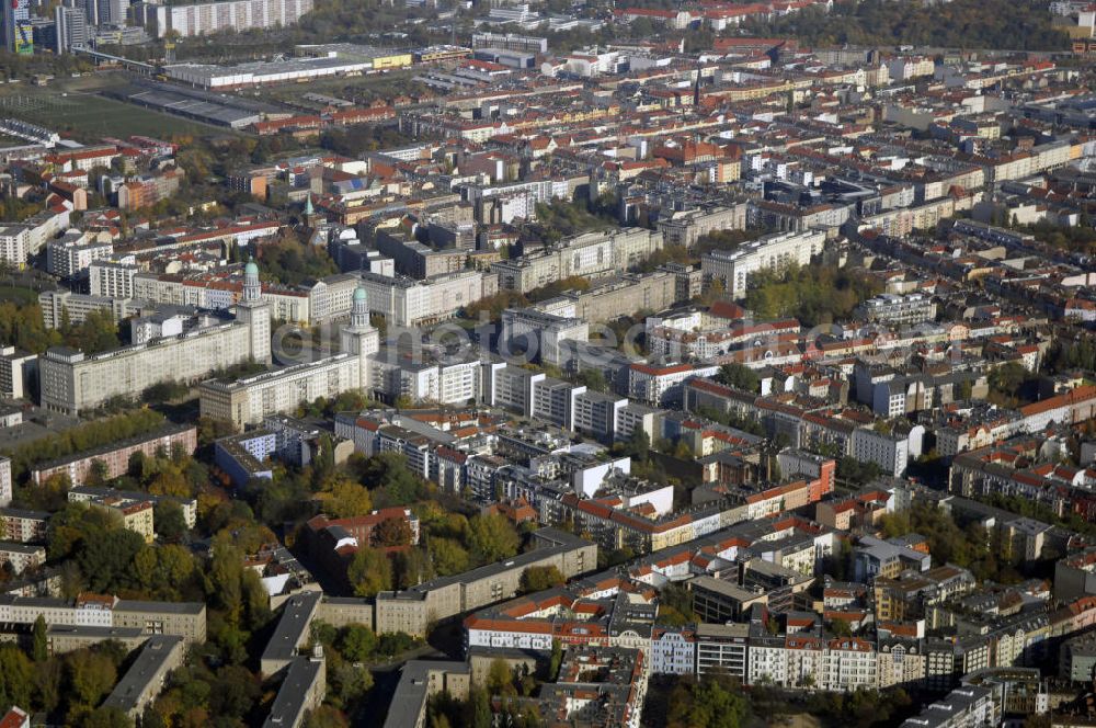 Aerial image Berlin - Blick auf den Stadtteil Friedrichshain in Berlin. Im Bildzentrum sind die Türme des Frankfurter Tors zu sehen.