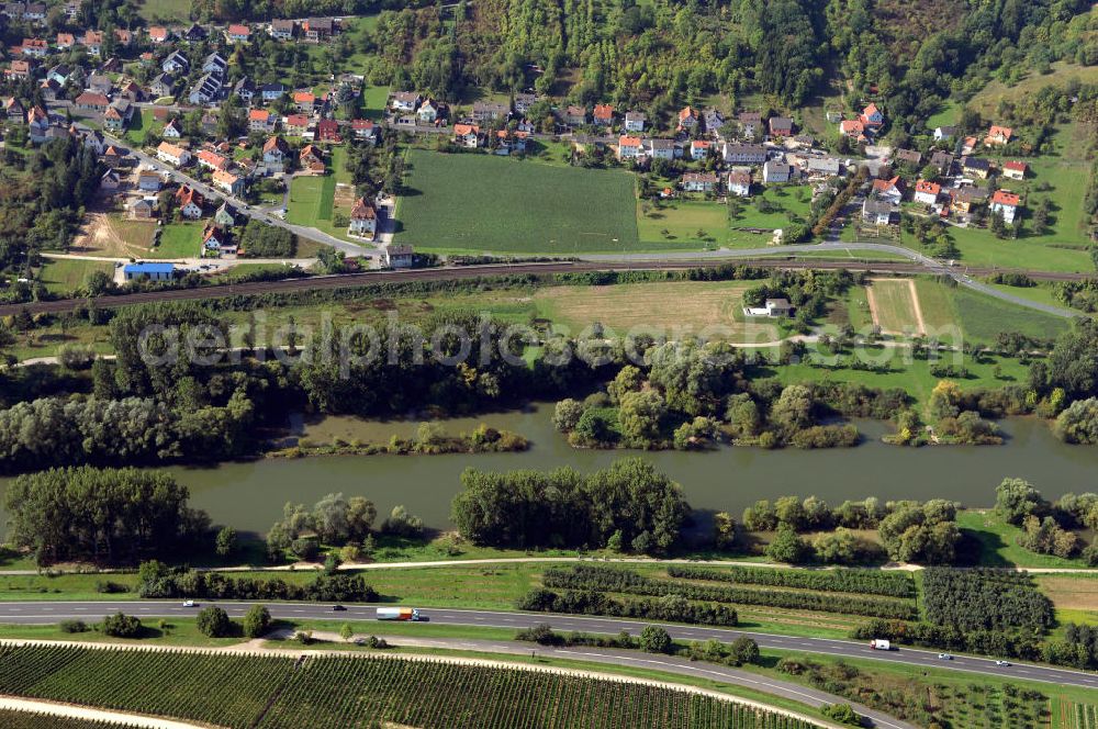 OCHSENFURT from above - Blick auf den Stadtteil Goßmannsdorf von Ochsenfurt am Main. Ochsenfurt ist eine Stadt im unterfränkischen Landkreis Würzburg und liegt im südlichen Maindreieck. Kontakt: Stadt Ochsenfurt, Hauptstrasse 42, 97199 Ochsenfurt, Tel. +49 (0)9331 97 0, Fax 09331 97 52, e-mail: info@ochsenfurt.com