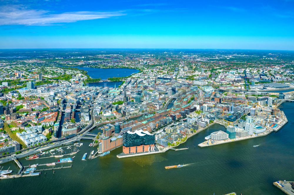 Aerial photograph Hamburg - District HafenCity am Ufer des Flussverlaufes der Elbe in the city in Hamburg in Hamburg, Germany