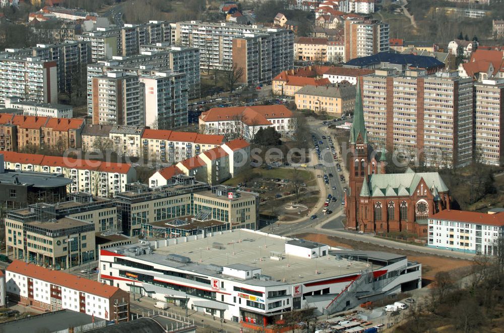 Frankfurt (Oder) from above - Blick auf das Stadtviertel Halbe Stadt an der Franz-Mehring-Straße in Frankfurt (Oder). Im Bild zu sehen sind das Kaufland-Warenhaus, die Geschäftsstelle der Sparkasse Oder-Spree (links) und die Katholische Kirche Zum heiligen Kreuz und zur Rosenkranzkönigin. Im Hintergrund die Wohnkomplexe Thomas-Müntzer-Hof und Allende-Höhe. View of the quarter Halbe Stadt at the Franz Mehring Street in Frankfurt (Oder). OnThe picture the department store Kaufland , the office of the Sparkasse Oder-Spree (left) and and the Catholic Church The Holy Cross .