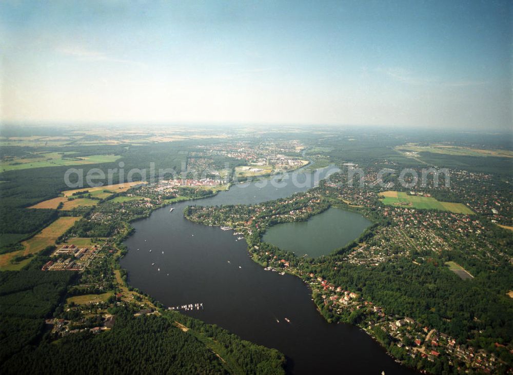 Berlin - Heiligensee from the bird's eye view: Blick auf den Stadtteil Heiligensee an der Grenze zu Berlin / Brandenburg und den Nieder Neuendorfer See durch den die Havel fließt, sowie Hennigsdorf im Hintergrund.