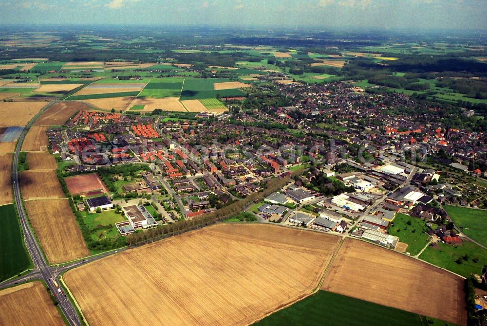 Aerial photograph Krefeld - District Huels in the urban area in Krefeld in North Rhine-Westphalia