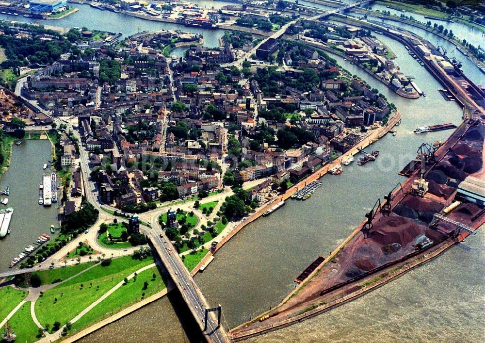 Duisburg from the bird's eye view: District Homberg-Ruhrort-Baerl in the city in Duisburg in the state North Rhine-Westphalia