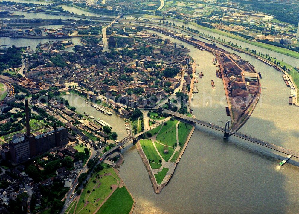 Aerial image Duisburg - District Homberg-Ruhrort-Baerl in the city in Duisburg in the state North Rhine-Westphalia