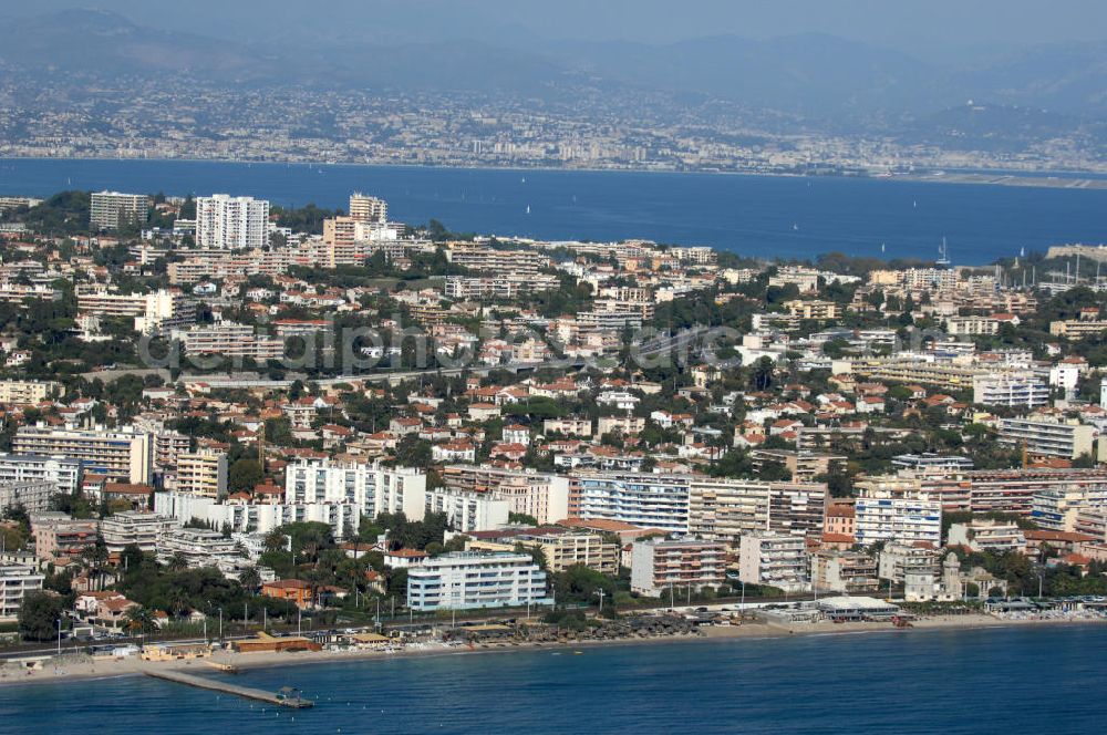 Aerial photograph Antibes - Blick auf den Stadtteil Juan-les-Pins von Antibes. Juan-les-Pins ist ein Seebad an der Cote d' Azur. Der Ort gehört zur Stadt Antibes und liegt im Département Alpes-Maritimes in der Région Provence-Alpes-Cote d' Azur. Die Gemeinde hat zusammen mit Antibes etwa 74.000 Einwohner und nennt sich offiziell Antibes Juan-les-Pins. Nach Nizza sind es etwa 20 Kilometer und nach Cannes gut zwölf Kilometer.