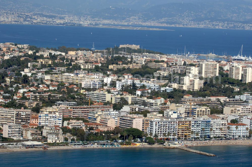 Antibes from above - Blick auf den Stadtteil Juan-les-Pins von Antibes. Juan-les-Pins ist ein Seebad an der Cote d' Azur. Der Ort gehört zur Stadt Antibes und liegt im Département Alpes-Maritimes in der Région Provence-Alpes-Cote d' Azur. Die Gemeinde hat zusammen mit Antibes etwa 74.000 Einwohner und nennt sich offiziell Antibes Juan-les-Pins. Nach Nizza sind es etwa 20 Kilometer und nach Cannes gut zwölf Kilometer.