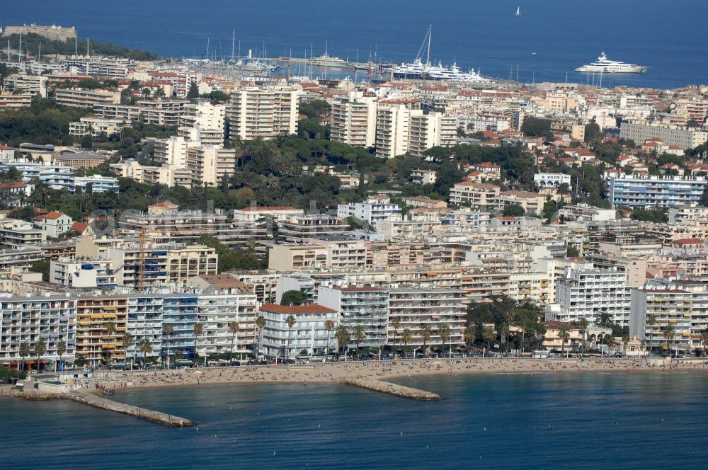 Antibes from the bird's eye view: Blick auf den Stadtteil Juan-les-Pins von Antibes. Juan-les-Pins ist ein Seebad an der Cote d' Azur. Der Ort gehört zur Stadt Antibes und liegt im Département Alpes-Maritimes in der Région Provence-Alpes-Cote d' Azur. Die Gemeinde hat zusammen mit Antibes etwa 74.000 Einwohner und nennt sich offiziell Antibes Juan-les-Pins. Nach Nizza sind es etwa 20 Kilometer und nach Cannes gut zwölf Kilometer.