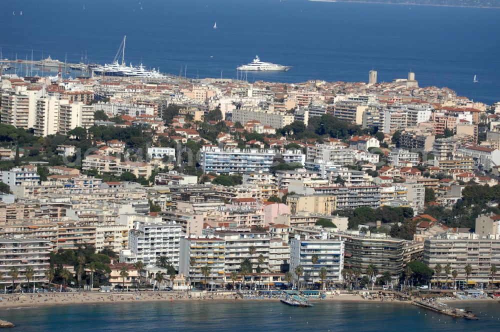 Aerial image Antibes - Blick auf den Stadtteil Juan-les-Pins von Antibes. Juan-les-Pins ist ein Seebad an der Cote d' Azur. Der Ort gehört zur Stadt Antibes und liegt im Département Alpes-Maritimes in der Région Provence-Alpes-Cote d' Azur. Die Gemeinde hat zusammen mit Antibes etwa 74.000 Einwohner und nennt sich offiziell Antibes Juan-les-Pins. Nach Nizza sind es etwa 20 Kilometer und nach Cannes gut zwölf Kilometer.