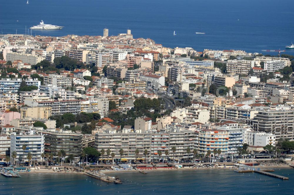 Aerial photograph Antibes - Blick auf den Stadtteil Juan-les-Pins von Antibes. Juan-les-Pins ist ein Seebad an der Cote d' Azur. Der Ort gehört zur Stadt Antibes und liegt im Département Alpes-Maritimes in der Région Provence-Alpes-Cote d' Azur. Die Gemeinde hat zusammen mit Antibes etwa 74.000 Einwohner und nennt sich offiziell Antibes Juan-les-Pins. Nach Nizza sind es etwa 20 Kilometer und nach Cannes gut zwölf Kilometer.