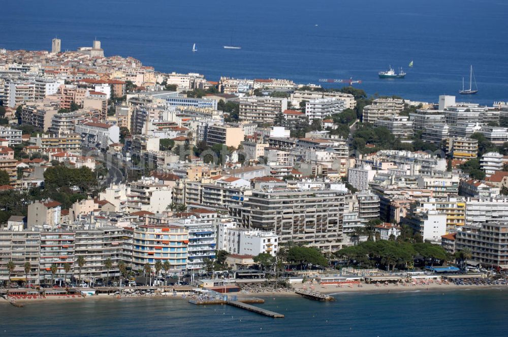 Antibes from above - Blick auf den Stadtteil Juan-les-Pins von Antibes. Juan-les-Pins ist ein Seebad an der Cote d' Azur. Der Ort gehört zur Stadt Antibes und liegt im Département Alpes-Maritimes in der Région Provence-Alpes-Cote d' Azur. Die Gemeinde hat zusammen mit Antibes etwa 74.000 Einwohner und nennt sich offiziell Antibes Juan-les-Pins. Nach Nizza sind es etwa 20 Kilometer und nach Cannes gut zwölf Kilometer.